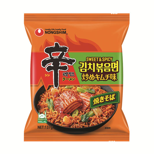 【農心】 辛ラーメン 炒めキムチ137g　　韓国食品 韓国人気ラーメン Nongshim 農心 辛ラーメン焼きそば炒めキムチ味 袋麺4P (4食) 韓国ラーメン スイート＆スパイシー スワイシ― 世界的に流行している「SWICY(Sweet and spicy」フレーバーの再現 辛ラーメン  キムチ炒め麺  韓国インスタント麺  汁なしラーメン  ピリ辛×旨辛  発酵キムチ風味  コク深い旨味  太麺もちもち食感  韓国本場の味  簡単調理・時短グルメ