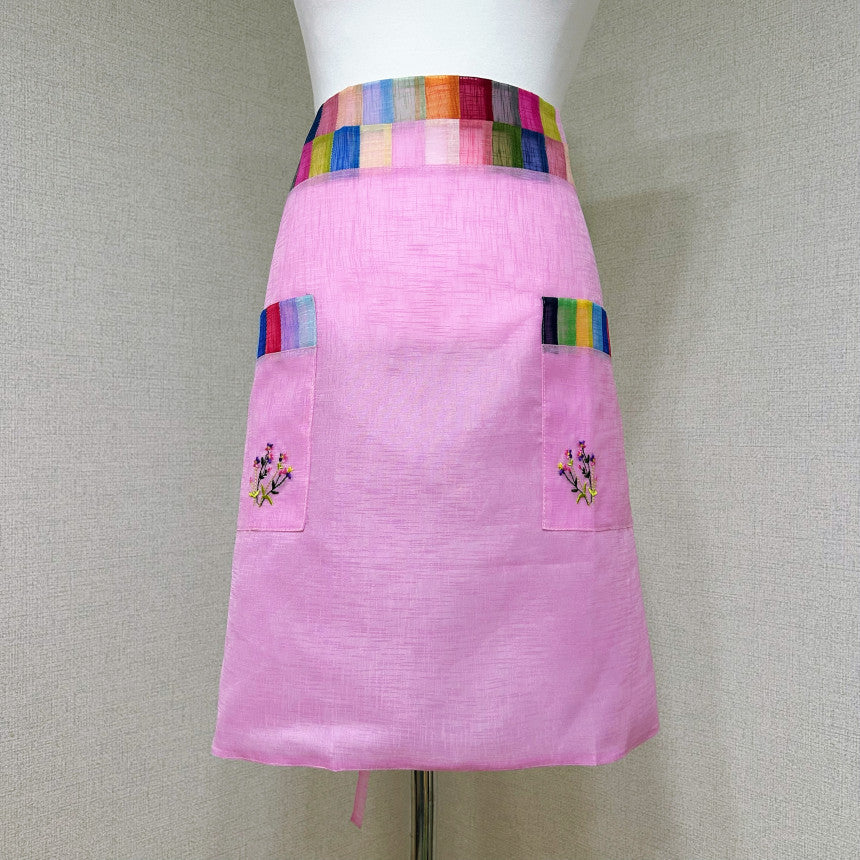 ※予約注文(毎週木曜締め切り翌週金・土発送予定）韓国伝統 モシ（麻）花刺繍 ウエスト ハーフエプロン（ポケット2個）9386 カフェ バリスタ 保育園 幼稚園 飲食店 ショートエプロン 麻エプロン／モシ素材／花刺繍／ウエストエプロン／ハーフエプロン／ショート丈／ポケット付き／ポケット2個／カフェエプロン／バリスタ用／飲食店エプロン／作業用エプロン／保育園／幼稚園／保育士エプロン／軽量／通気性良い／ナチュラル／おしゃれ／業務用／デイリー使い